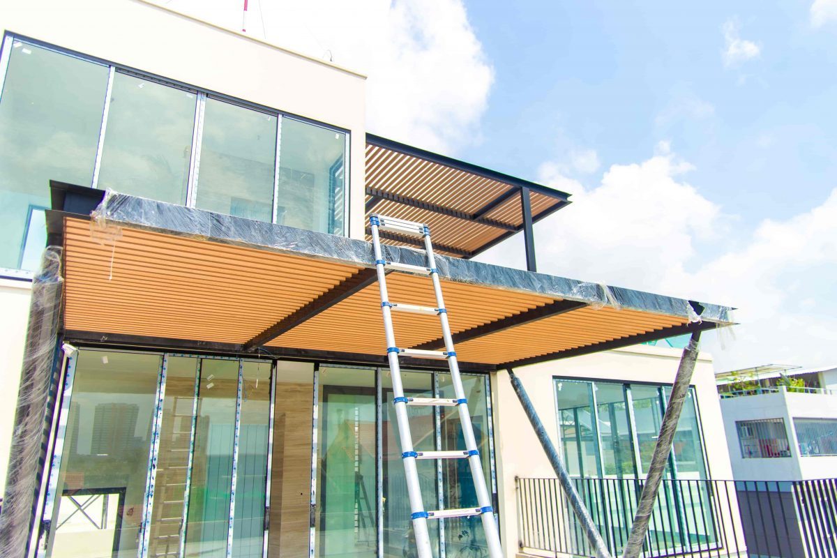 Công trình gỗ nhựa đẹp làm lam chắn nắng tại quận 7