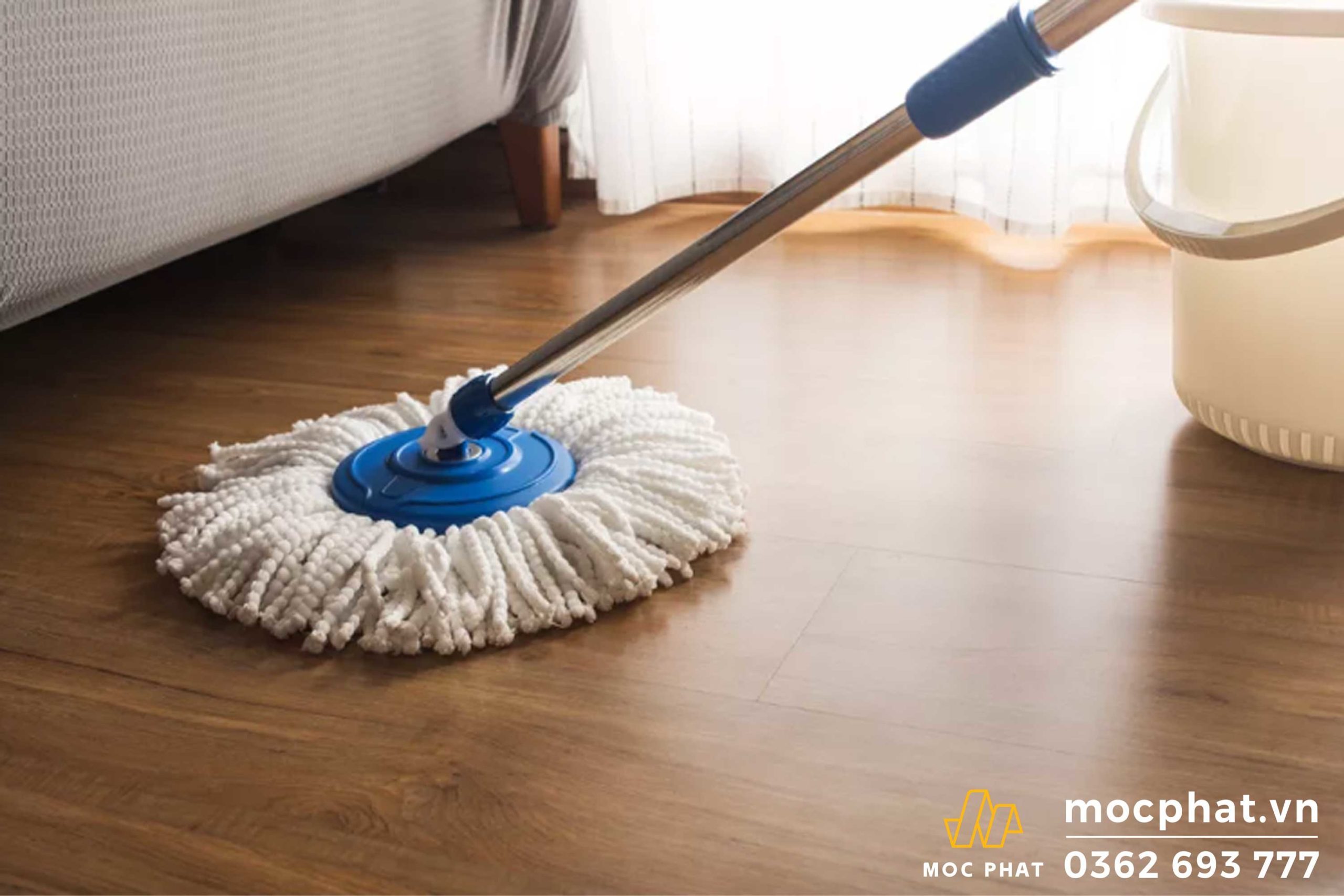 Sử dụng cây lau nhà khô để thấm hơi nồm trên nền nhà