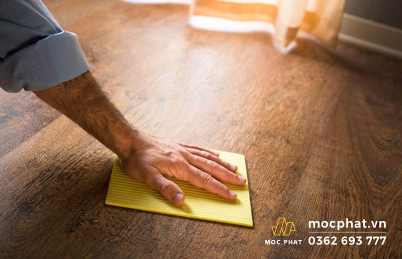 Luôn lau chùi thường xuyên để giúp sàn gỗ sạch bóng loáng