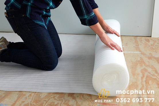 Trải lớp lót sàn gỗ