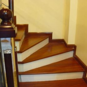 Cầu thang gỗ công nghiệp
