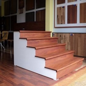 Cầu thang gỗ công nghiệp