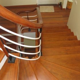 Ốp cầu thang gỗ công nghiệp