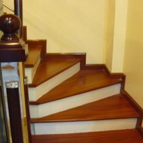Ốp cầu thang gỗ công nghiệp