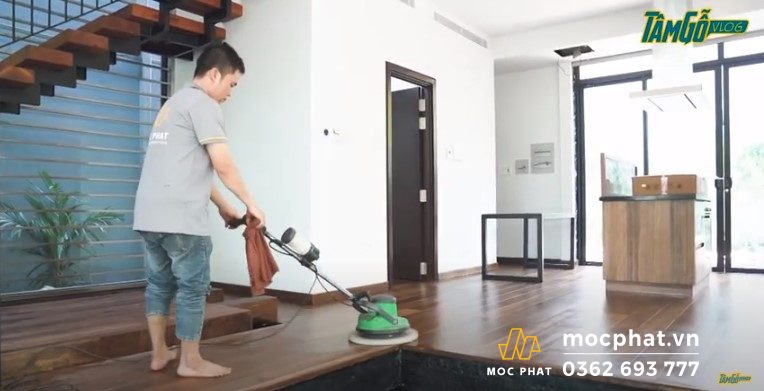 Hình 5 – Sử dụng máy lau dầu Osmo để lau sàn