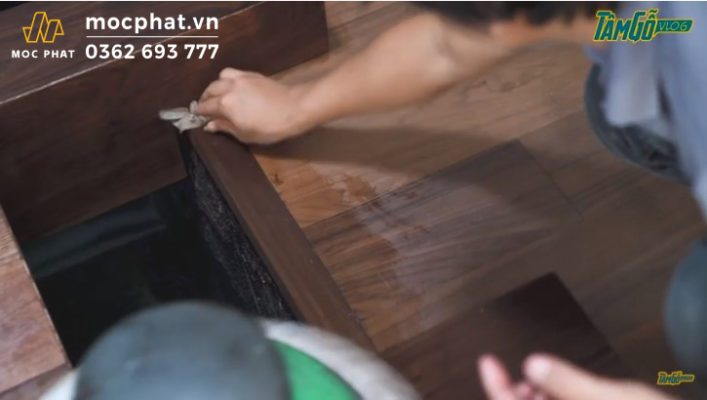 Hình 6 - Xử lý lau dầu Osmo ở các vị trí ngóc, ngách bằng tay