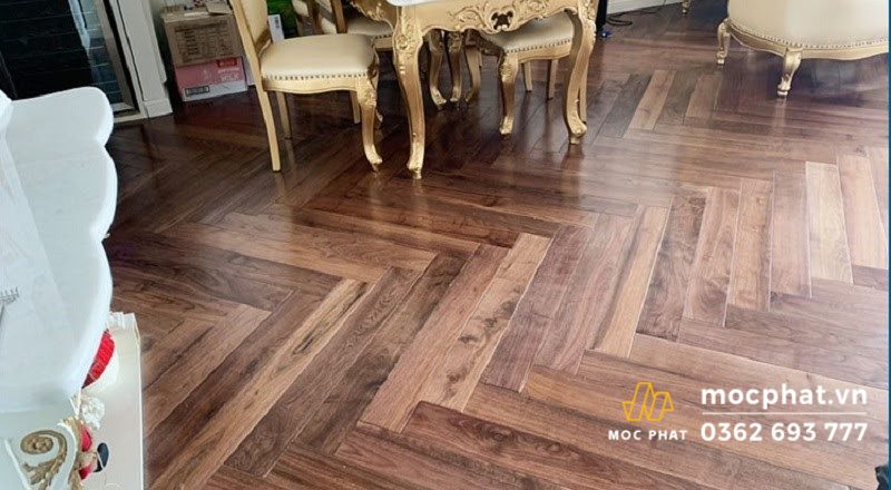 Sàn gỗ óc chó xương cá ở phòng khách của một căn hộ