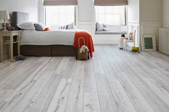 Bạn có thể lựa chọn loại sàn gỗ tự nhiên hoặc sàn gỗ công nghiệp tùy theo sở thích