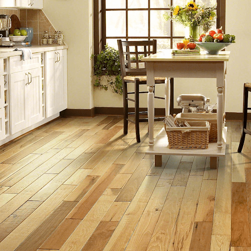 Sàn gỗ kỹ thuật có độ bền cao, phù hợp lắp đặt cho nhà bếp 