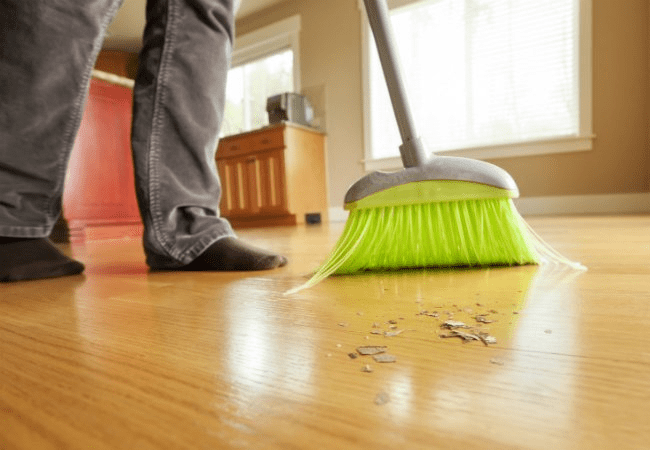 Bạn nên sử dụng chổi sợi nhỏ để quét sàn tre