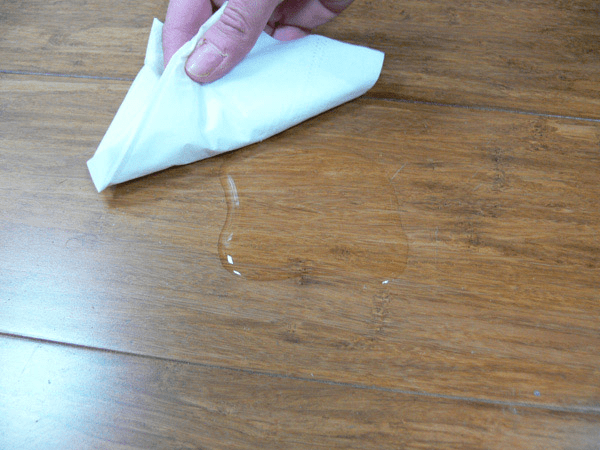 Hãy lau sạch nước khi làm đổ ra sàn nhà bằng tre 