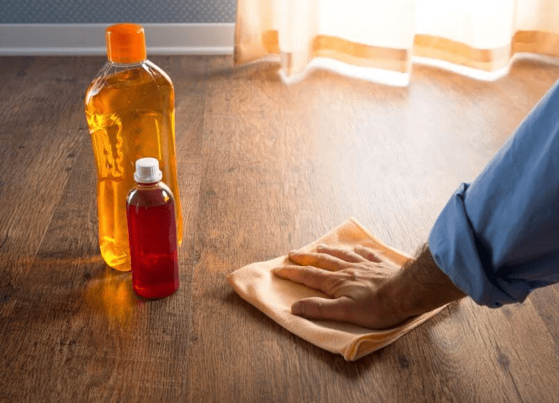 Quét dầu định kỳ để giữ độ bóng khỏe cho sàn gỗ Teak 
